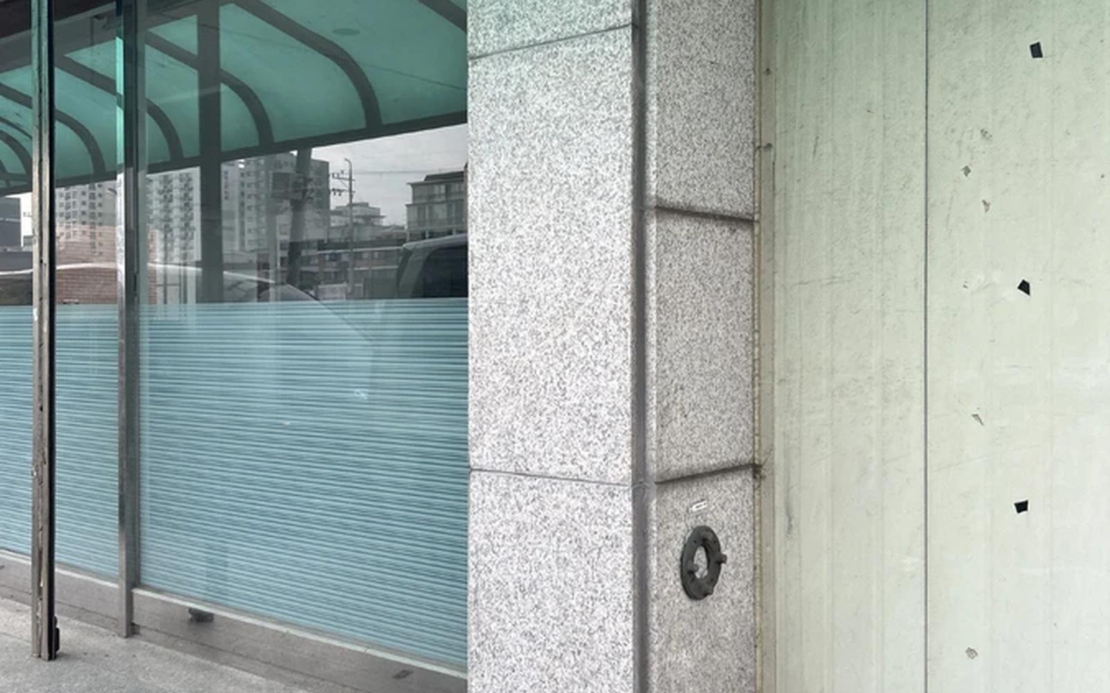 분당 외벽실리콘제거 전 상가 코너 기둥 이미지