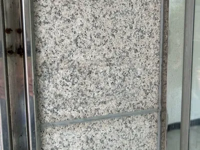 성남 벽면실리콘제거 후 깨끗해진 모서리 화강석 기둥 근접 이미지