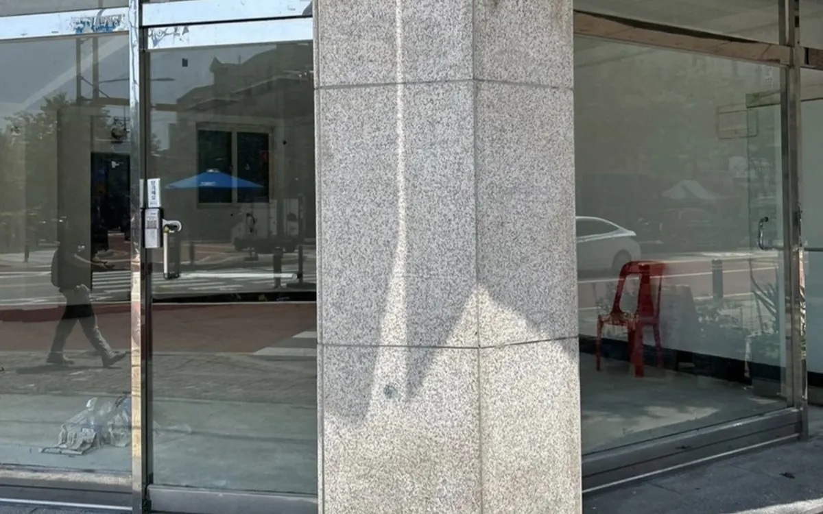 성남 벽면실리콘제거 후 깨끗하게 정리된 모서리 화강석 기둥 이미지