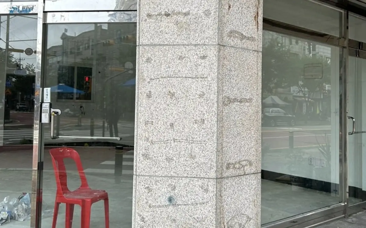 성남 벽면실리콘제거 전 모서리 화강석 기둥 자국 이미지