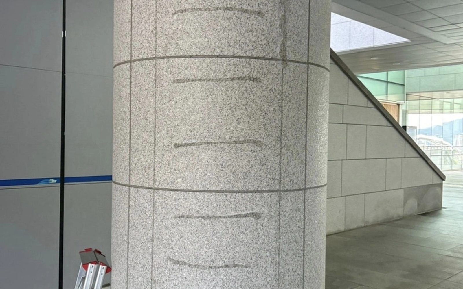 외벽실리콘제거공사 전 잔여물이 남은 이음부 이미지
