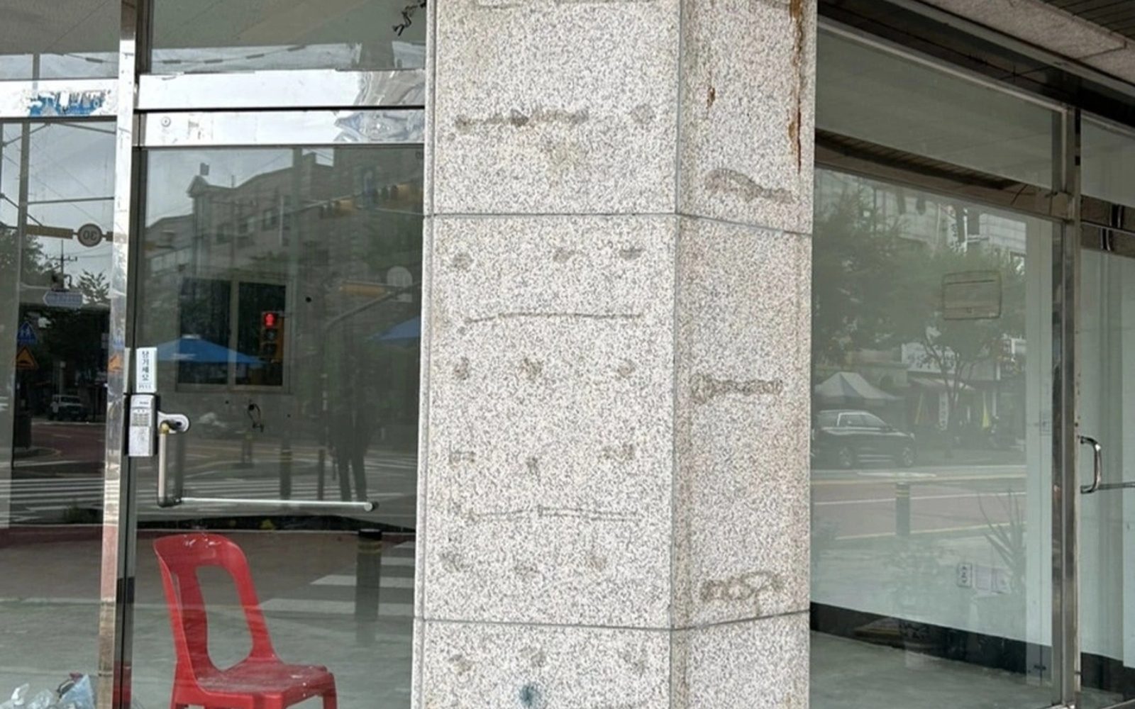 외벽실리콘제거작업 전 잔여물이 남은 이음부 이미지