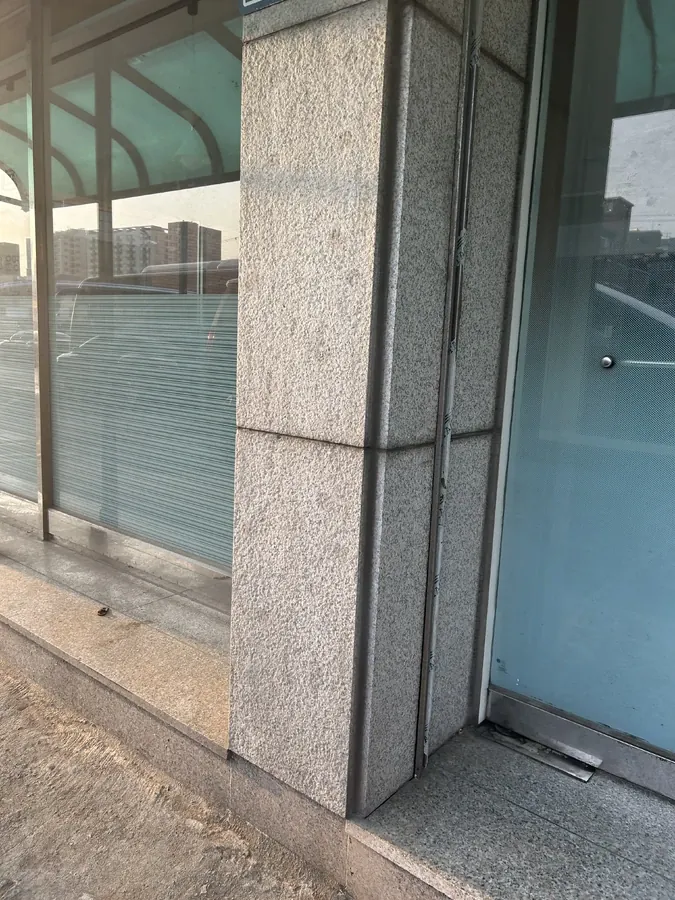 외벽청소 후 깨끗해진 상가 화강석 기둥 이미지