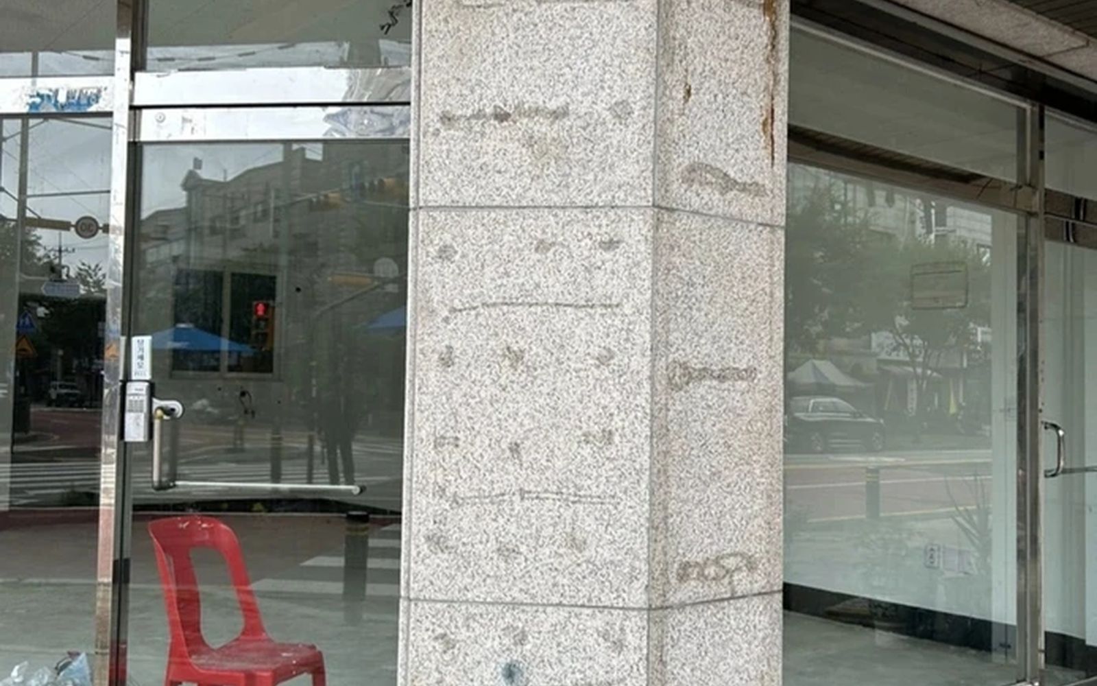 강남 외벽실리콘제거 전 화강석 기둥 이음부 이미지
