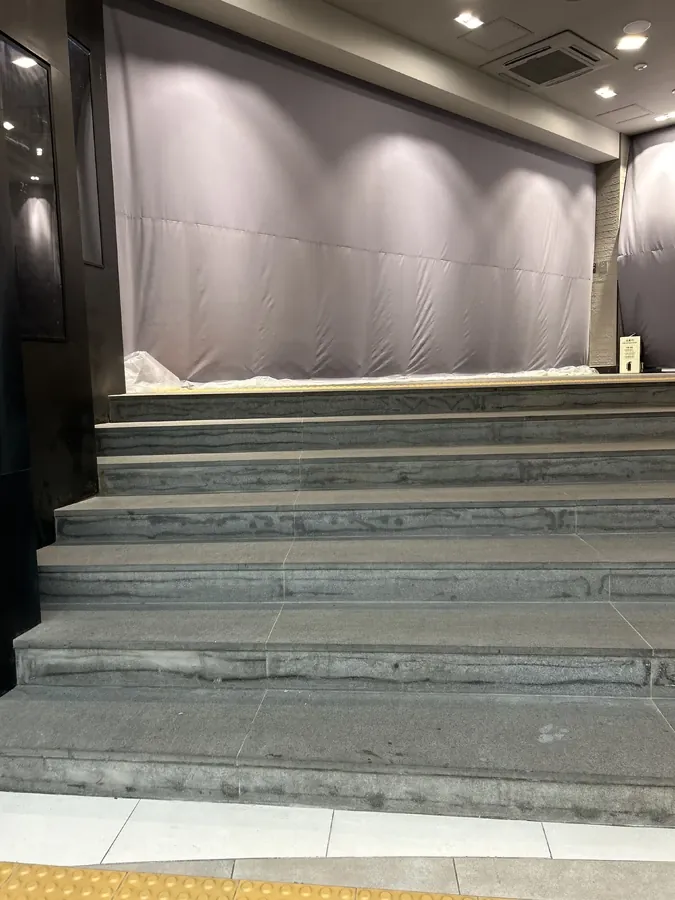 외벽 준공청소 전 보양 시트가 덮인 로비 계단 이미지