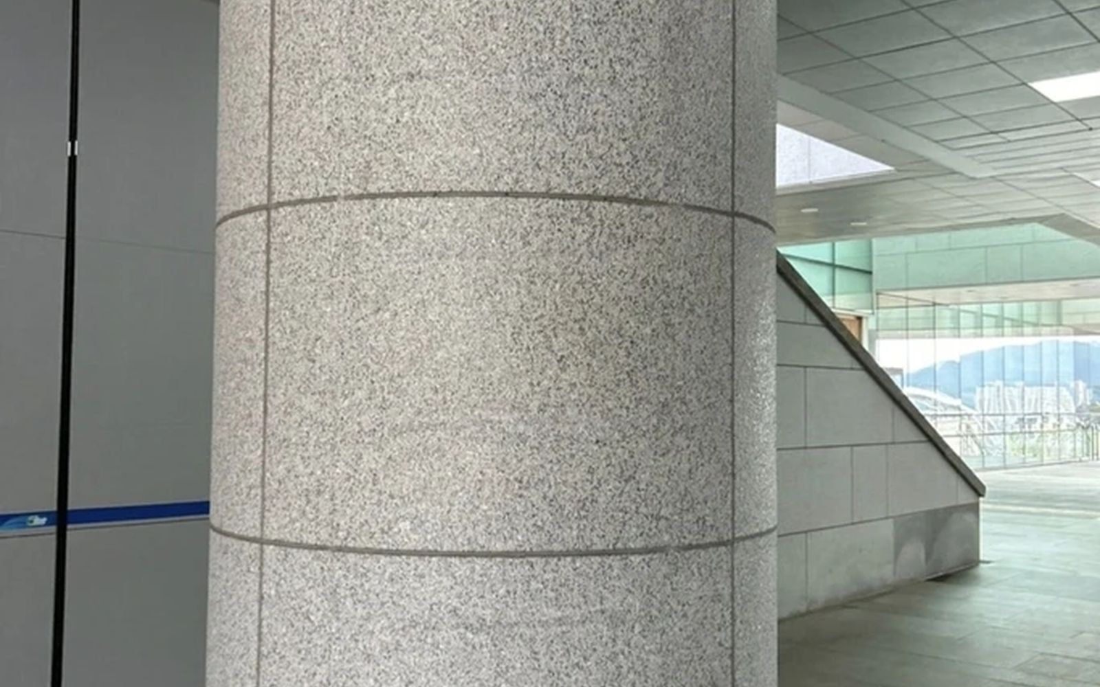 마포 외벽실리콘제거 후 정리된 원형 기둥 이미지