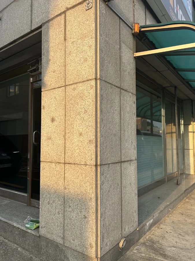 노원 대리석오염제거 전 화강석 기둥 이미지