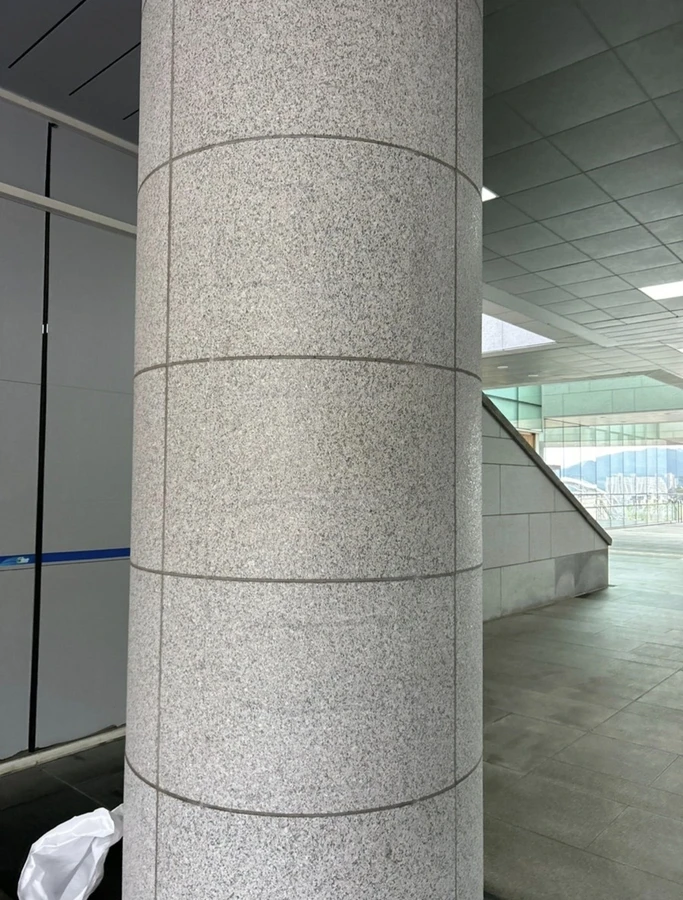 금천 대리석오염제거 후 화강석 기둥 이미지