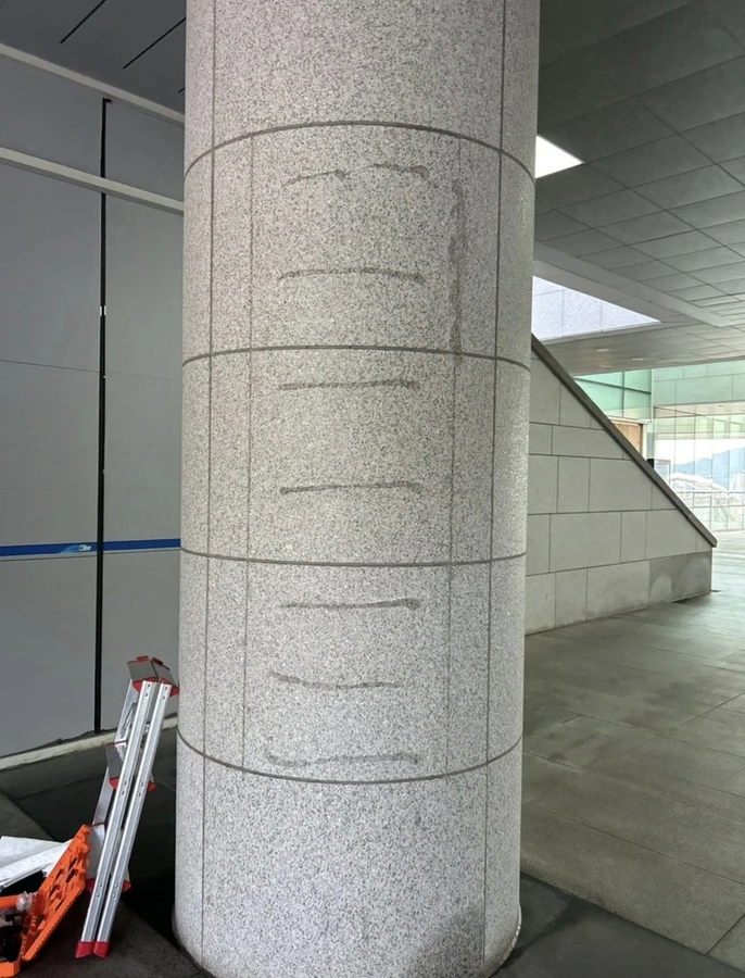 금천 대리석오염제거 전 화강석 기둥 이미지