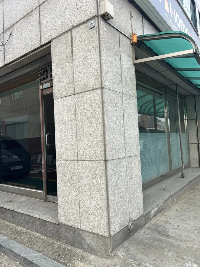 외벽 정기청소 후 유지 관리된 기둥 이미지