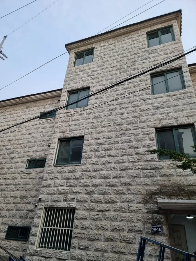 고층건물 외벽청소 후 깨끗해진 건물 외벽 이미지