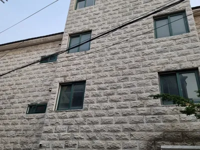 하남 벽면실리콘제거 후 깨끗해진 화강석 줄눈 외벽 근접 이미지