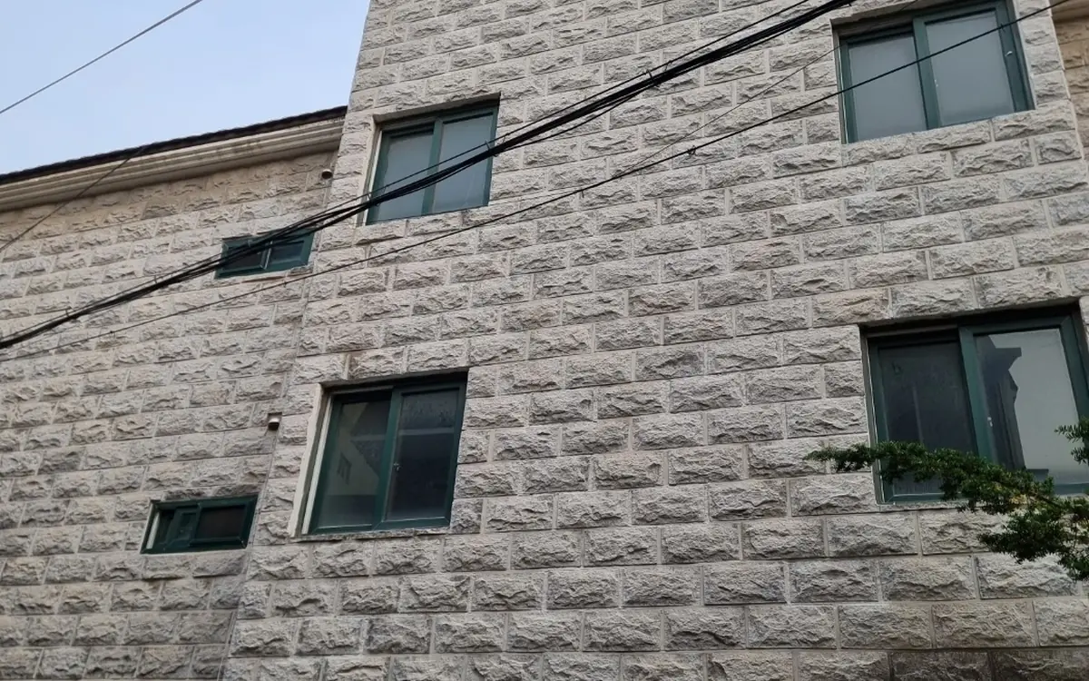 하남 벽면실리콘제거 후 깨끗하게 정리된 화강석 줄눈 외벽 이미지