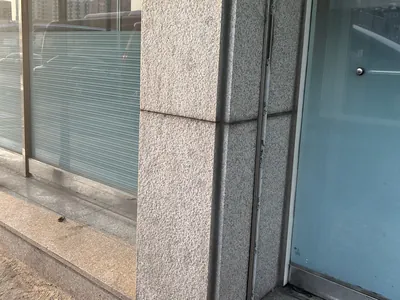 남양주 벽면실리콘제거 후 깨끗해진 상가 모서리 기둥 근접 이미지