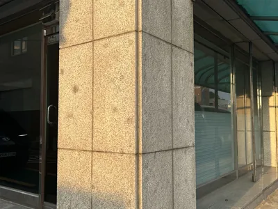 남양주 벽면실리콘제거 전 상가 모서리 기둥 자국 근접 이미지