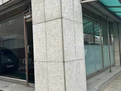 인천 벽면실리콘제거 후 깨끗해진 상가 출입구 기둥 근접 이미지