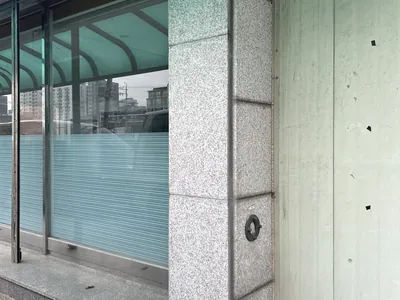 인천 벽면실리콘제거 전 상가 출입구 기둥 자국 근접 이미지