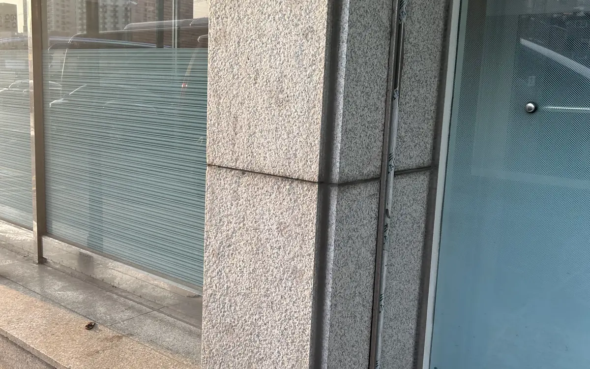 남양주 벽면실리콘제거 후 깨끗하게 정리된 상가 모서리 기둥 이미지