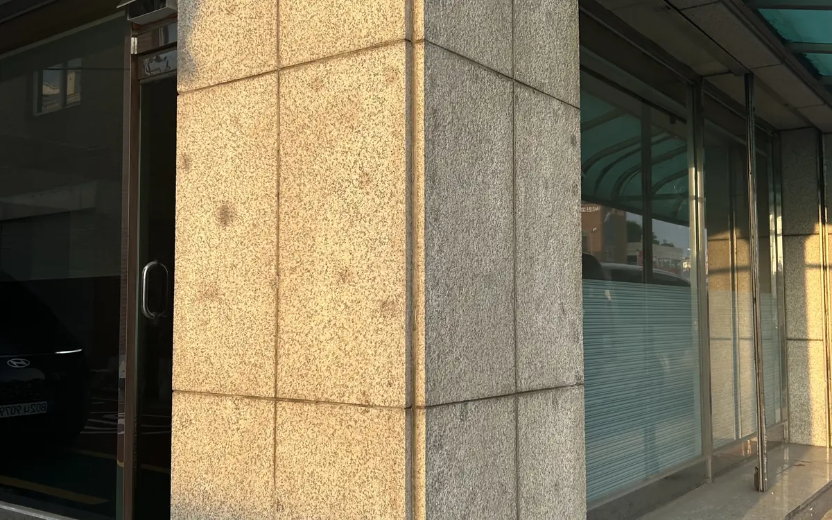 남양주 벽면실리콘제거 전 상가 모서리 기둥 자국 이미지
