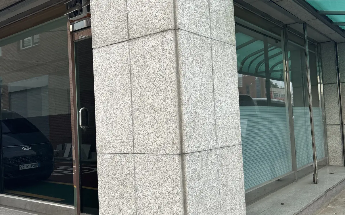 인천 벽면실리콘제거 후 깨끗하게 정리된 상가 출입구 기둥 이미지