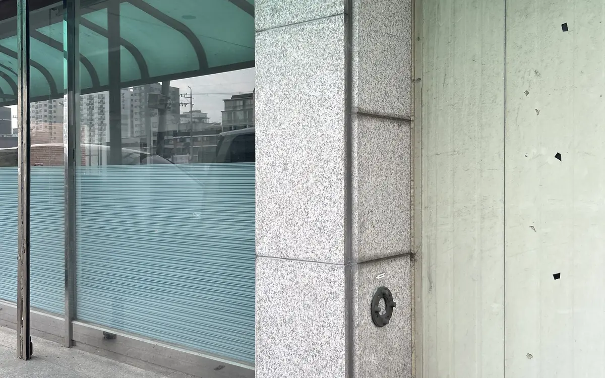 인천 벽면실리콘제거 전 상가 출입구 기둥 자국 이미지