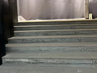 안양 벽면실리콘제거 전 출입구 계단 하부벽 자국 근접 이미지