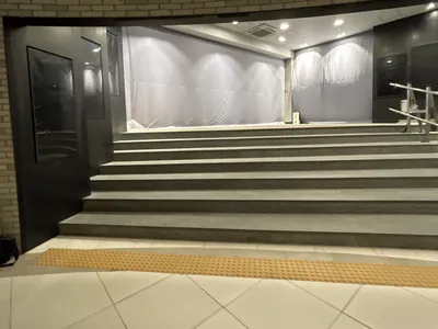 안양 벽면실리콘제거 후 깨끗해진 출입구 계단 하부벽 근접 이미지