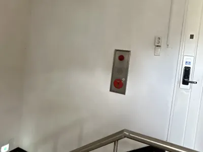구리 벽면실리콘제거 후 깨끗해진 계단실 벽면 근접 이미지
