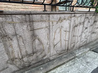 경기 외벽실리콘제거 전 화강석 하부벽 자국 근접 이미지
