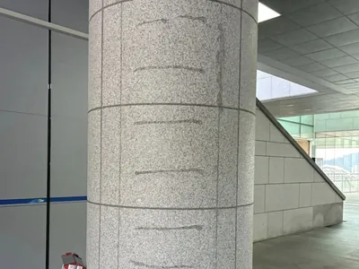 수원 벽면실리콘제거 전 원형 화강석 기둥 자국 근접 이미지