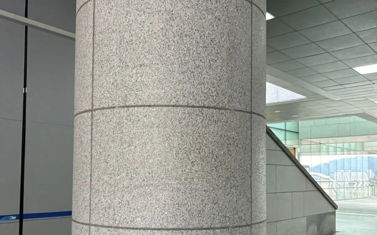 수원 벽면실리콘제거 후 깨끗하게 정리된 원형 화강석 기둥 이미지