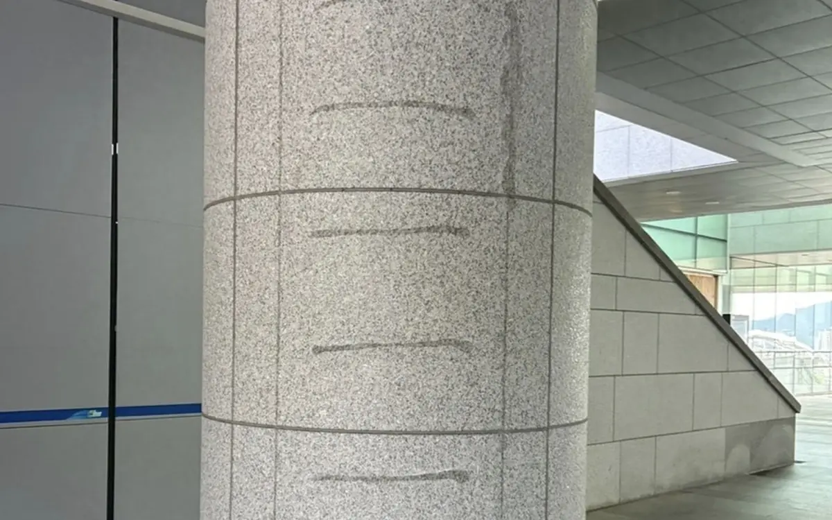 수원 벽면실리콘제거 전 원형 화강석 기둥 자국 이미지