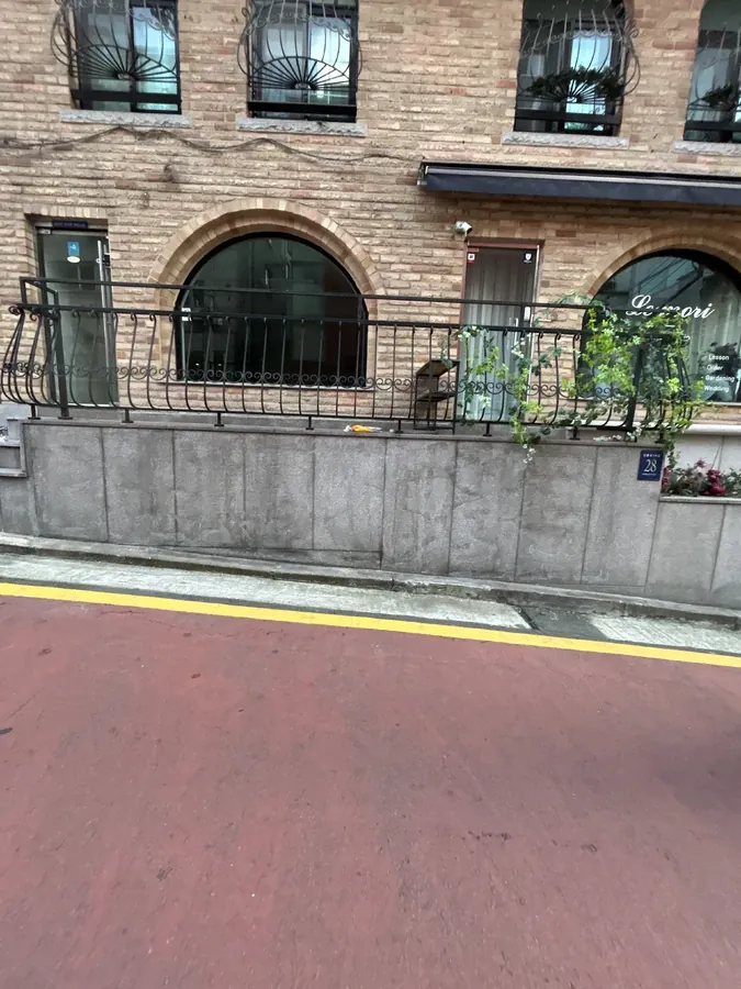 공장 외벽청소 후 깨끗해진 벽면 이미지